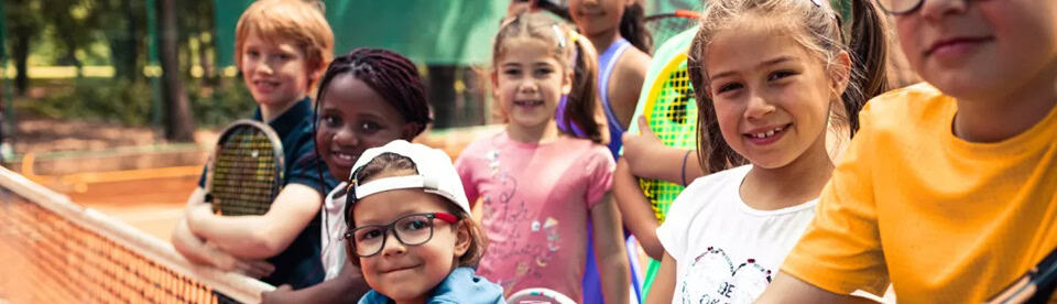 Kinder lernen Tennis im Englisch Tenniscamp Berlin