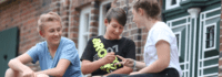 Schnick, schnack, Schnuck zwischen drei Jugendlichen