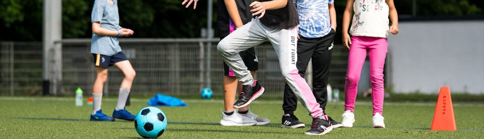 Mädchen rennt mit Ball