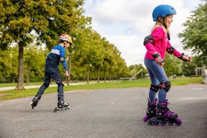 Zwei Kinder fahren Inliner im Inline Skates Camp in München