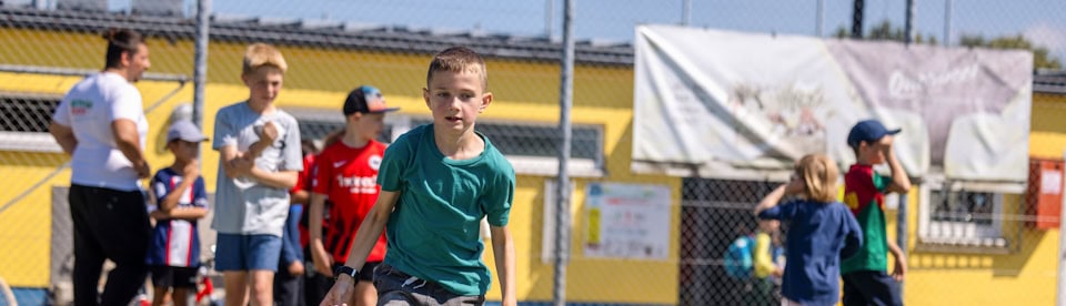 Ein Junge im Sportcamp