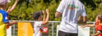 Kinder fangen einen Ball