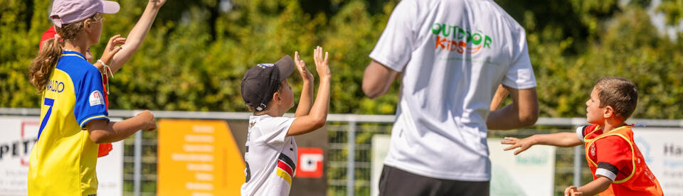 Kinder fangen einen Ball