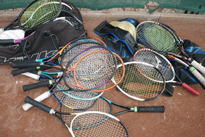Kinder lernen Tennis spielen im Tennis Tagescamp Frankfurt