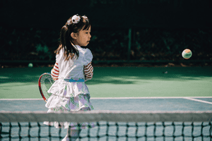 Kinder lernen Tennis spielen im Tennis Tagescamp Frankfurt