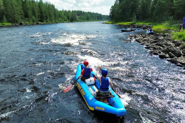 Jugendliche Paddeln auf dem Wasser