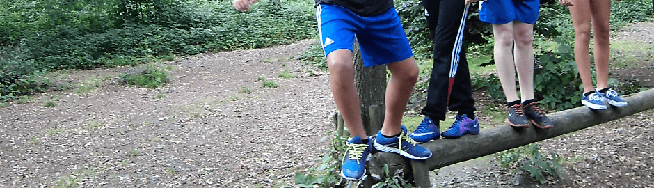 Junge beim Parcours