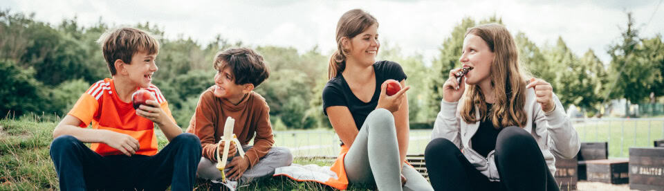 Kinder beim Picknick