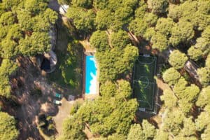 Fußballplatz und Pool in einem mediterranen Wald 