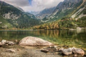 Wunderschöner Bergsee in der hohen Tatra im Süden von Polen