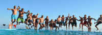 Gruppe von Jugendlichen springt in einen Pool
