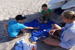 Jugendliche spielen am Starnd ein Spiel