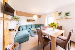 Unterkunft mit Esstisch und Sofa
