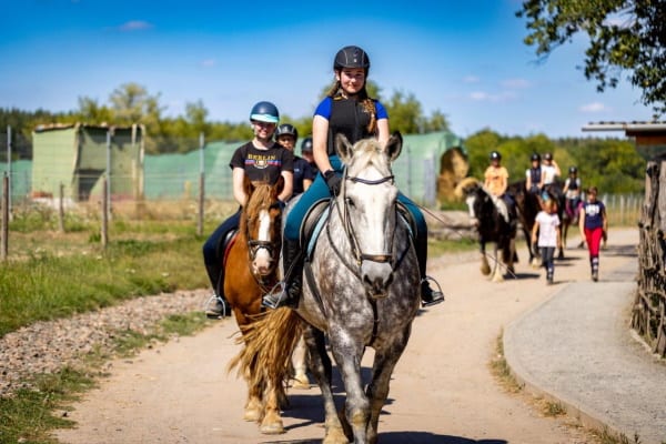 Kinder reiten auf Pferden