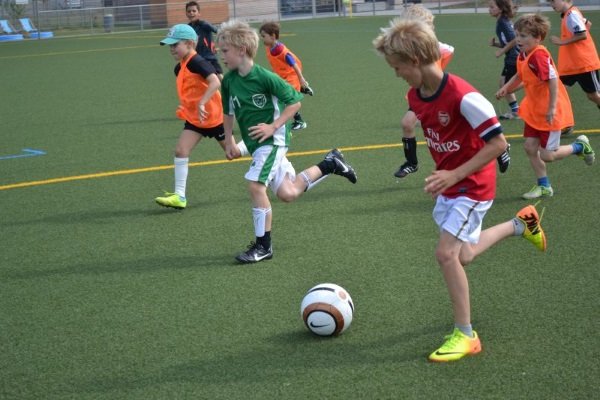 Jungs beim Fußball spielen