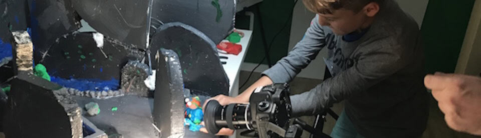 Junge am Filmset