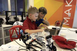 zwei jungen am PC, Film-Making mit künstlicher Intelligenz