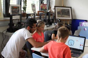 Kinder beim 3D Druck & Programmieren