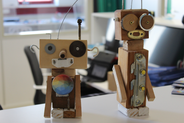 Zwei Roboter