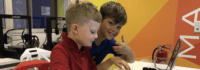 Zwei Kinder am laptop