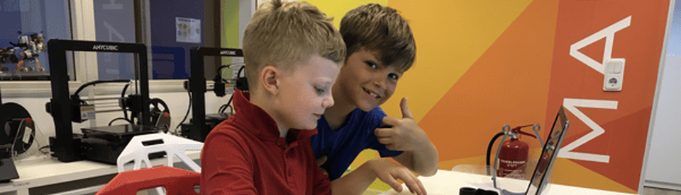Zwei Kinder am Laptop