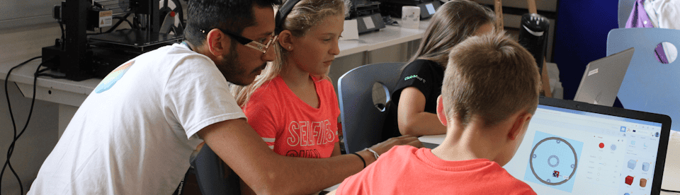 Kinder arbeiten am Laptop