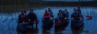 Gruppenbild in Kanus in der Nacht