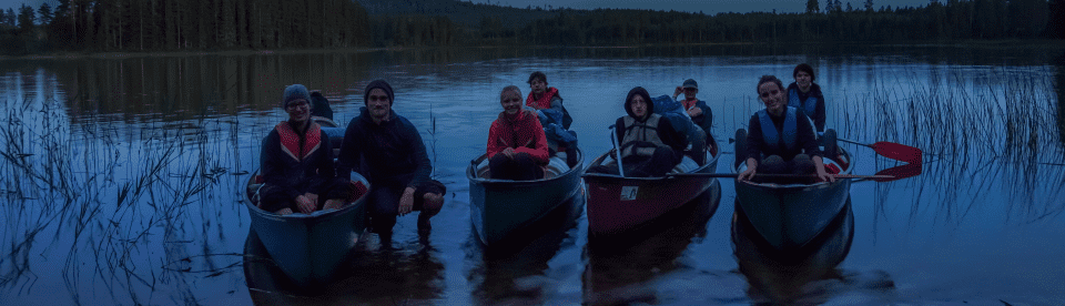 Gruppenbild in Kanus in der Nacht