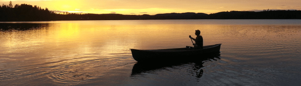 Kanufahrer in wunderschönem Sonnenuntergang