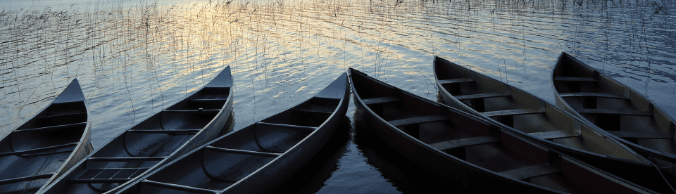 Kanus im Wasser