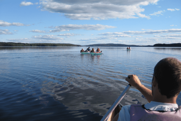 Kanutour in Schweden mit Blick auf Kanus