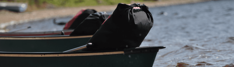 Packsäcke im Kanu
