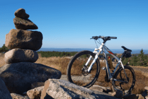 Mountainbike neben Steinhügel