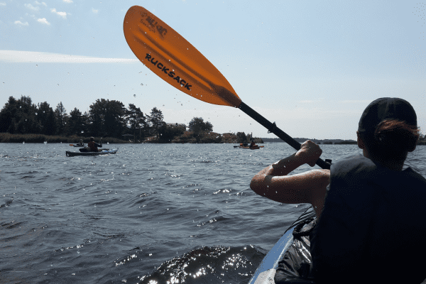 Mädchen im Seekajak