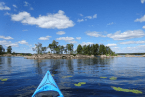 Kajakspitze mit Kurs auf Insel