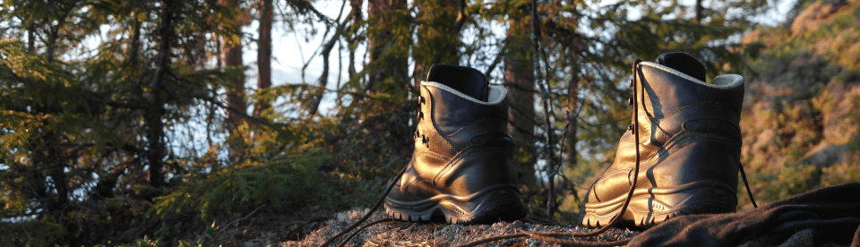 Wanderschuhe im Sonnenschein