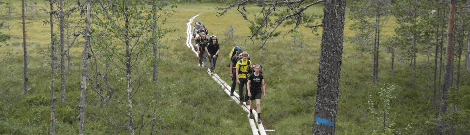 Feriencamps Tirol, Jugendliche beim Wandern auf schmalen Pfad
