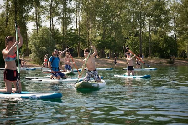 Kinder beim Stand Up Paddling