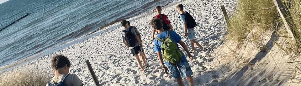 Jungs auf dem Weg zum Strand