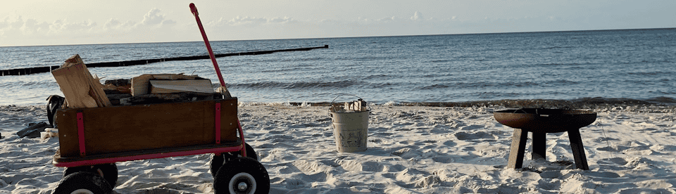 Vorbereitungen für ein Lagerfeuer am Strand