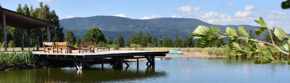 See mit Blick auf die Berge