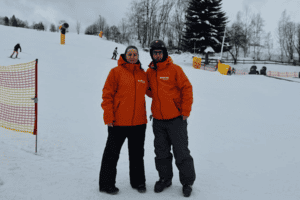 Zwei Betreuer auf der Piste