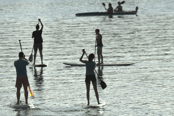 Menschen auf einem SUP im See