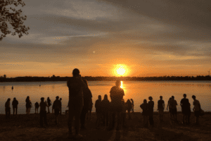 Gruppe am See beim Sonnenuntergang