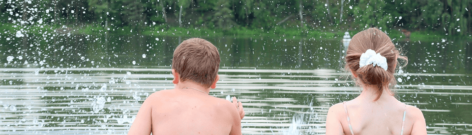 Kinder Spielen am see