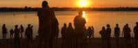 Gruppe am See beim Sonnenuntergang