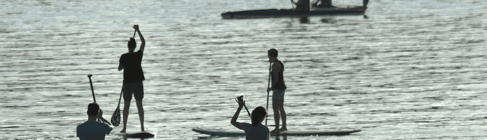 Kinder beim Stand Up Paddling