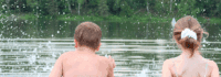 Zwei Kinder baden am See