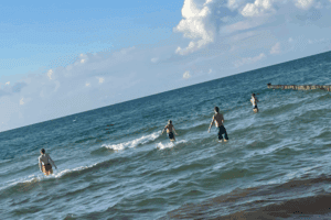 4 Jungen gehen baden im Ostseecamp Prerow