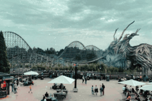 Freizeitpark mit Achterbahnen